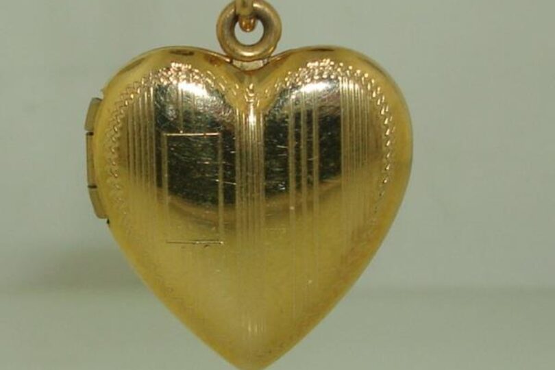 LOVELY VINTAGE 1940’S LA MODE 12K GOLD FILLED HEART LOCKET NECKLACE!