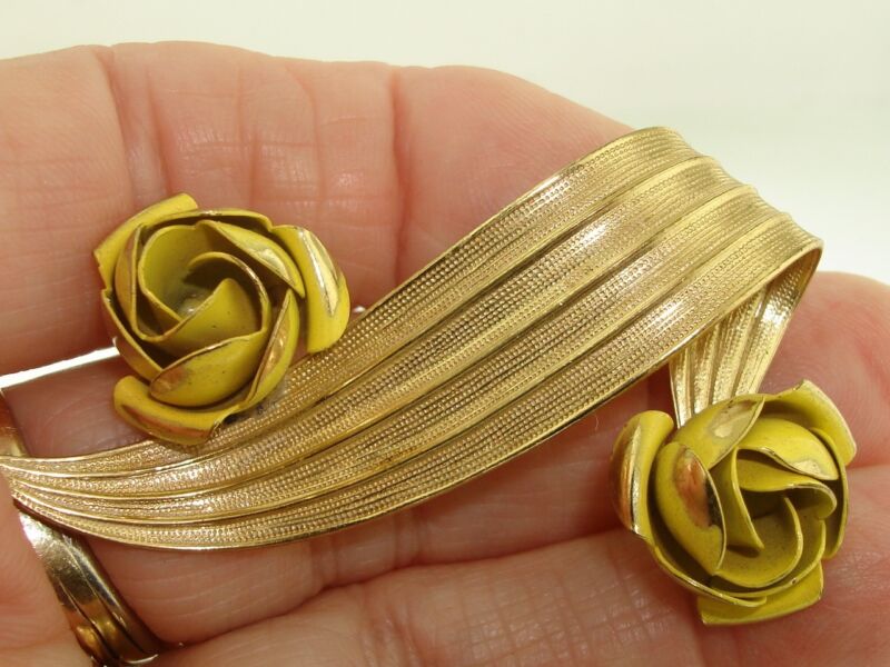 1940s vintage enamel rose pin brooch in gold-tone