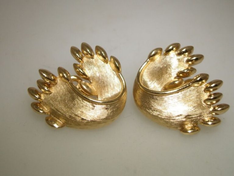 Vintage Crown Trifari clip-on earrings, brushed gold tone, 1 inch