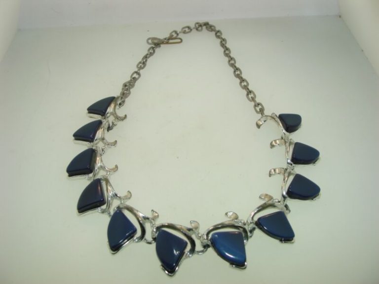 Vintage 1950s blue thermoset choker necklace with silver-tone oval links