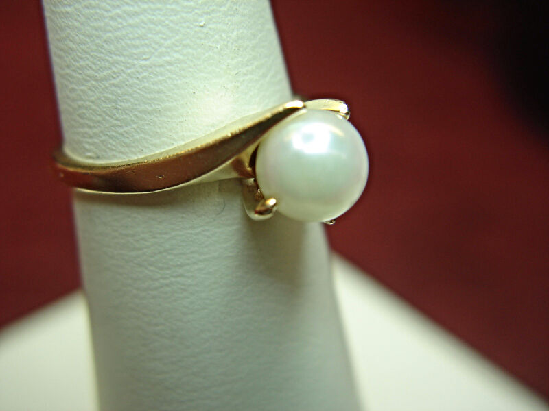10K yellow gold ring with a cultured pearl