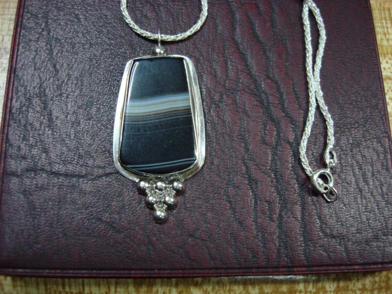 Stunning banded agate pendant and chain in 925 sterling silver