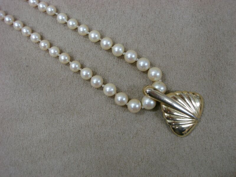 Vintage Monet faux pearl gold tone pendant necklace (1970s-80s)