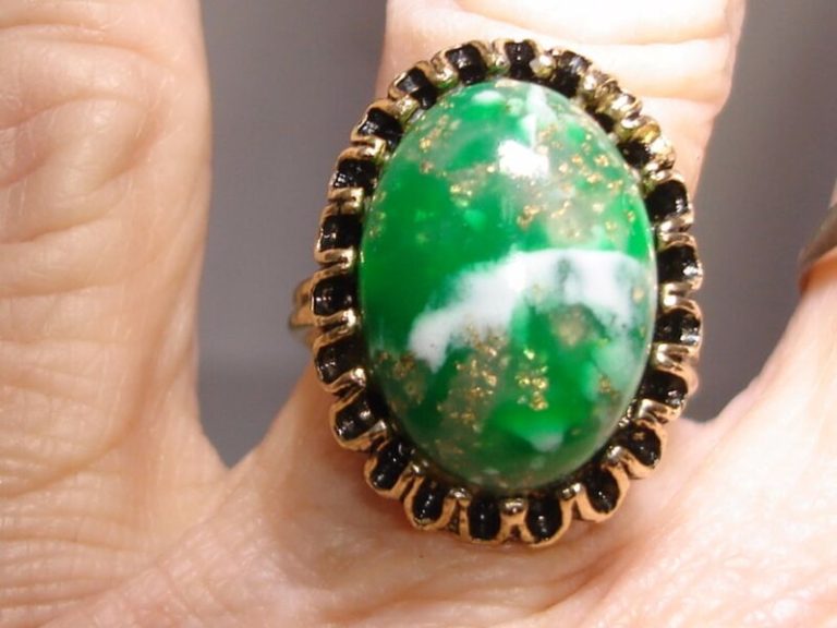 Vintage 1960s gold tone lucite cabochon ring with green and gold sparkle