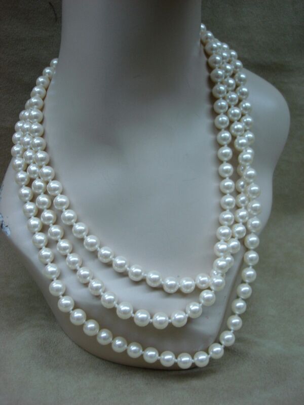 Vintage 1960s-70s cream faux pearl necklace