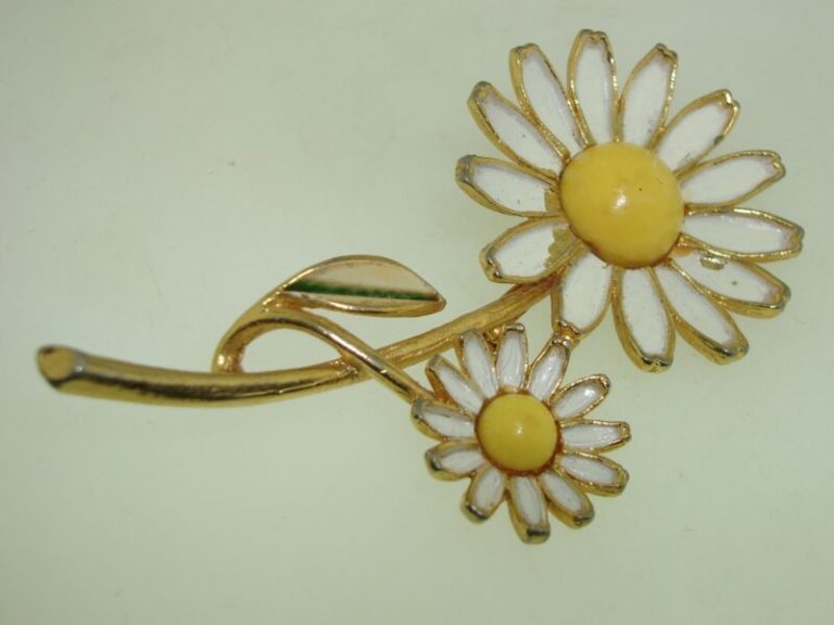 Vintage Weiss enamel and lucite daisy pin, 1950s-60s