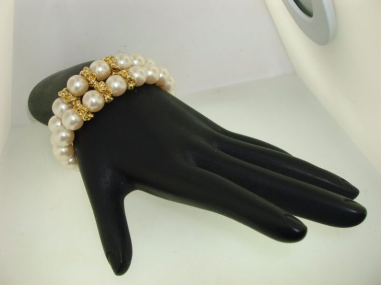 Vintage Richelieu faux pearl bracelet in cream with gold tone accents