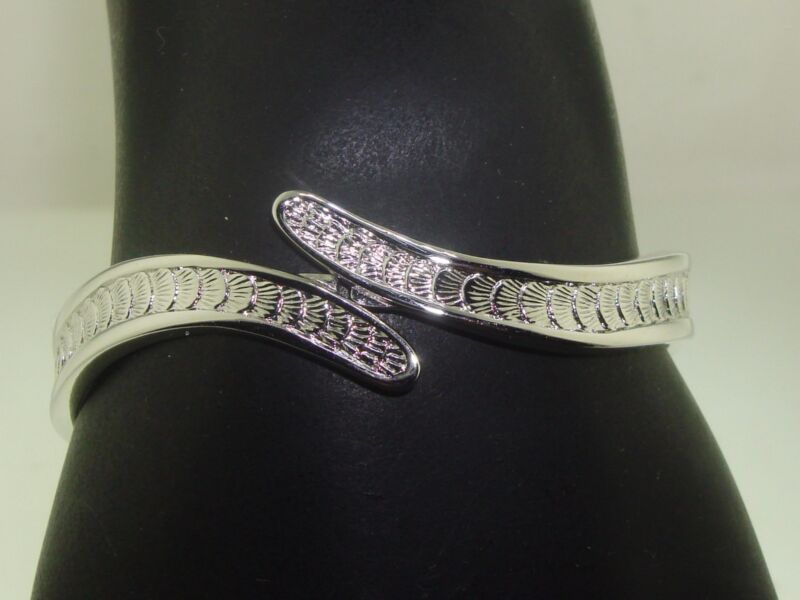 Vintage 1980s Monet silver hinged bangle bracelet