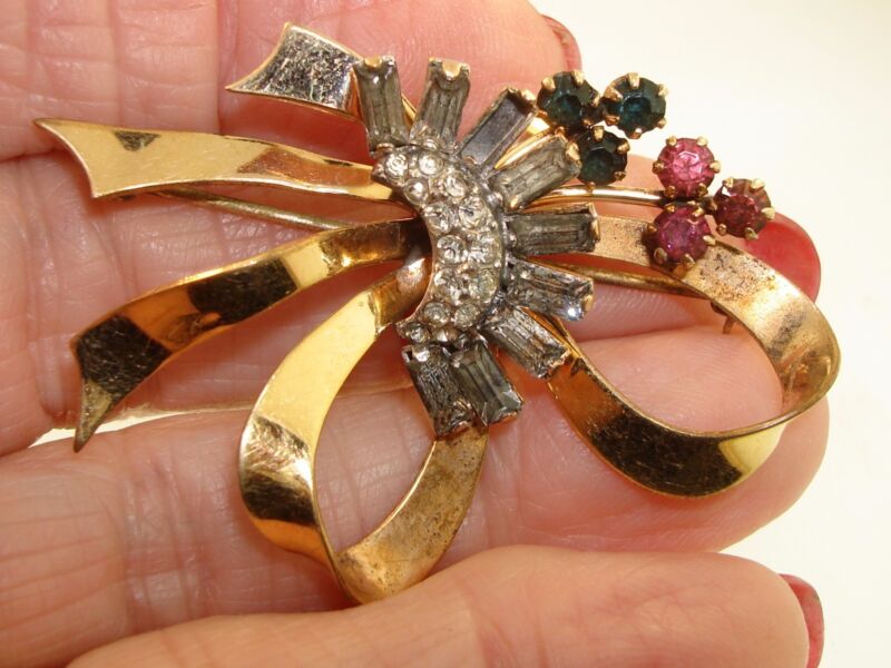 Vintage 1950s Reis Co. rhinestone pin/pendant with foiled ribbon design