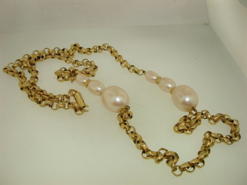 Vintage 1980s gold-tone faux pearl necklace with graduated pearls