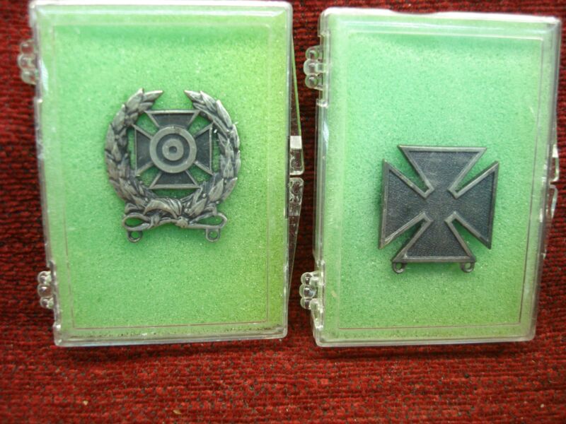 Vintage sterling silver Expert and Marksman military badges (VANGUARD V-21) - pair