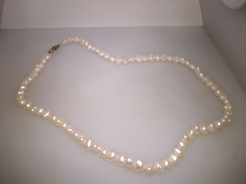 Creamy white cultured pearl choker necklace, vintage elegance