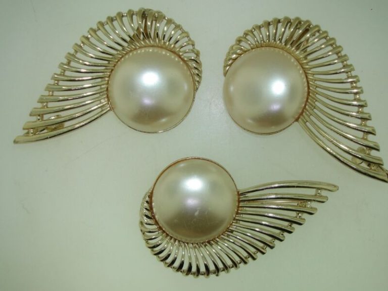 Vintage Sara Coventry angel wing pin and earring set (1950s) with large faux pearls