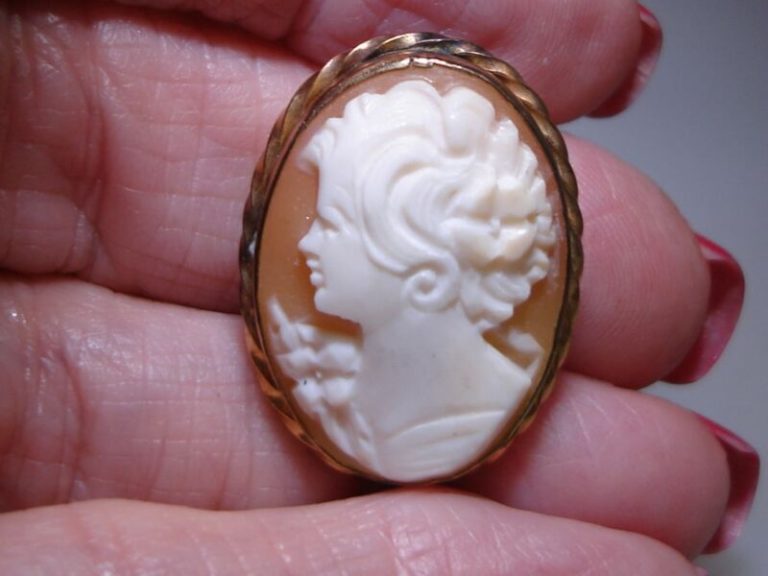 Vintage 14K gold filled shell cameo pin/pendant with carved lady design
