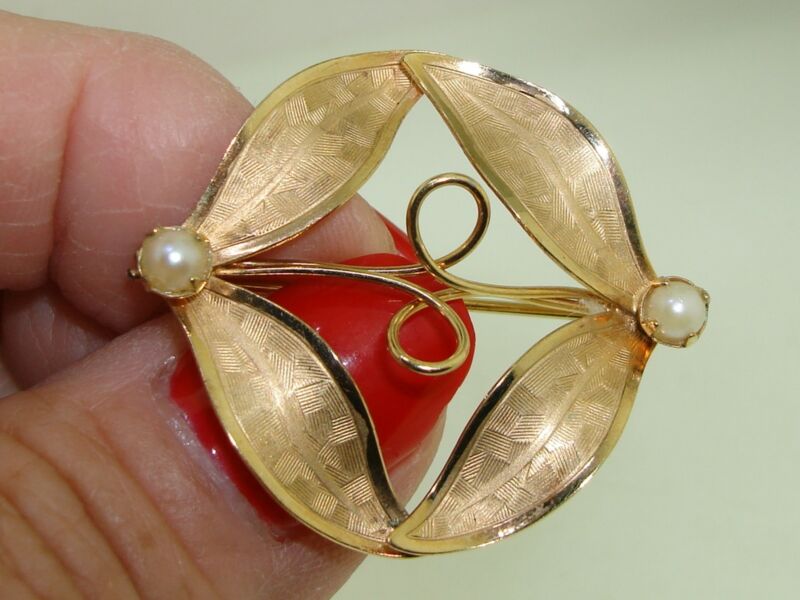 Vintage 1960s Rolyns gold filled pearl pin and brooch
