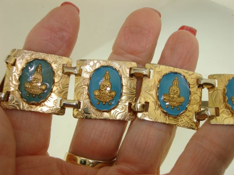 Vintage 1950s reverse carved lucite Siam bracelet