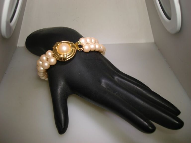 Vintage Napier gold tone faux pearl bracelet with cream design