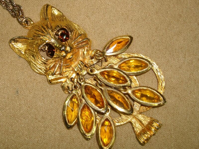 Vintage 1970s gold-tone cat pendant necklace with rhinestones