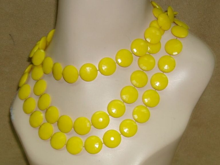 Vintage 1960s Lucite Statement Necklace - Bright Yellow Hippie Mod Style