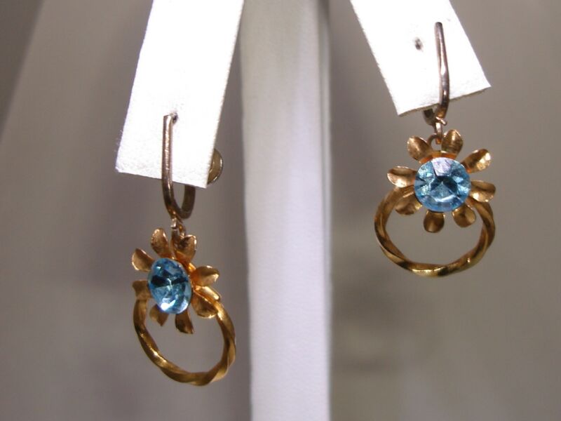 Vintage 1940s blue rhinestone dangle earrings with a gold-tone flower design