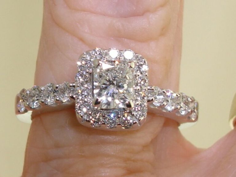 Stunning 14K White Gold Halo Diamond Ring (1/2ctw, Size 5)