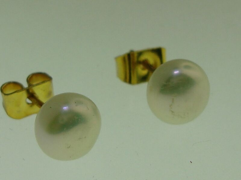 Genuine freshwater pearl button stud earrings in gold tone with creamy white pearls (6mm)
