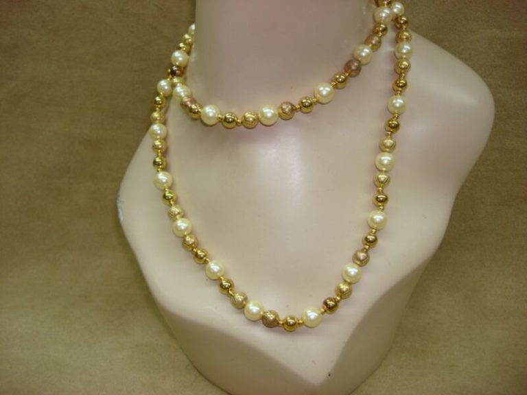 Vintage 1960s faux pearl and gold-tone bead necklace