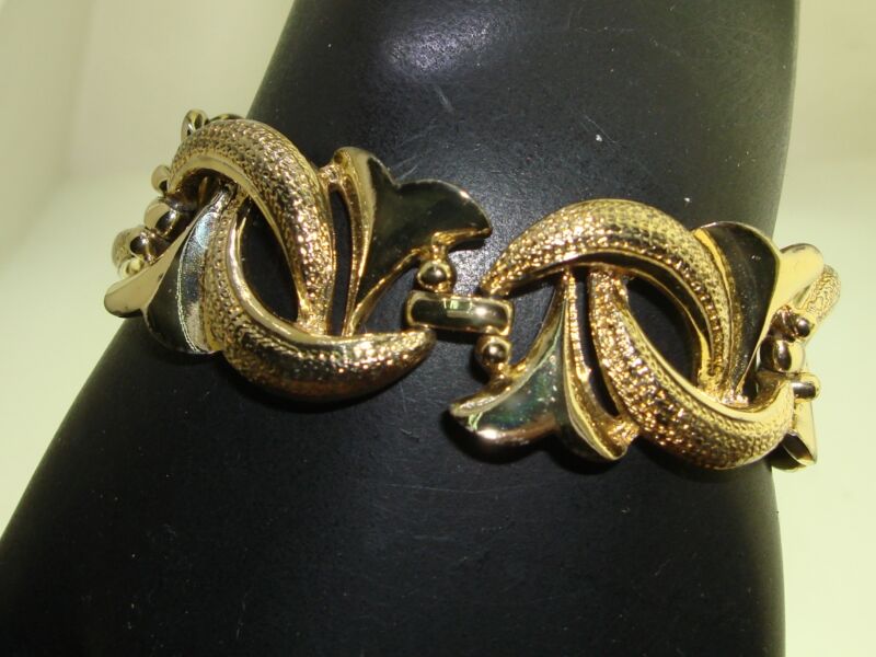 Vintage 1960s Coro gold-tone fleur-de-lis bracelet with swirl pattern