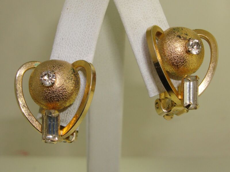 Vintage 1970s rhinestone baguette earrings in brushed gold tone with clip-on closure.