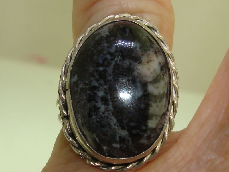 Vintage sterling silver ring with black and white agate cabochon, southwestern style, size 6