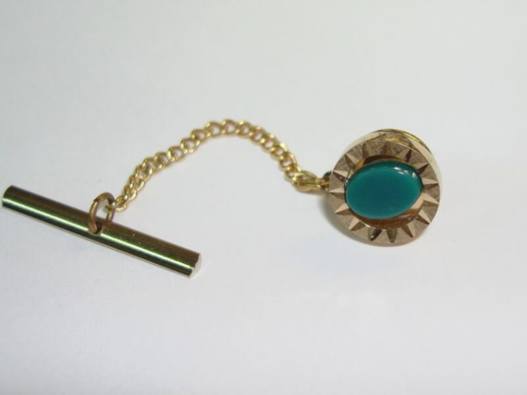 Vintage SWANK gold plated chrysoprase tie tac in excellent condition