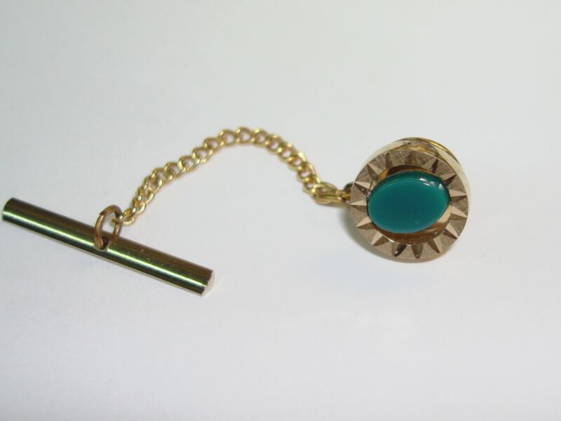 Vintage SWANK gold plated chrysoprase tie tac in excellent condition