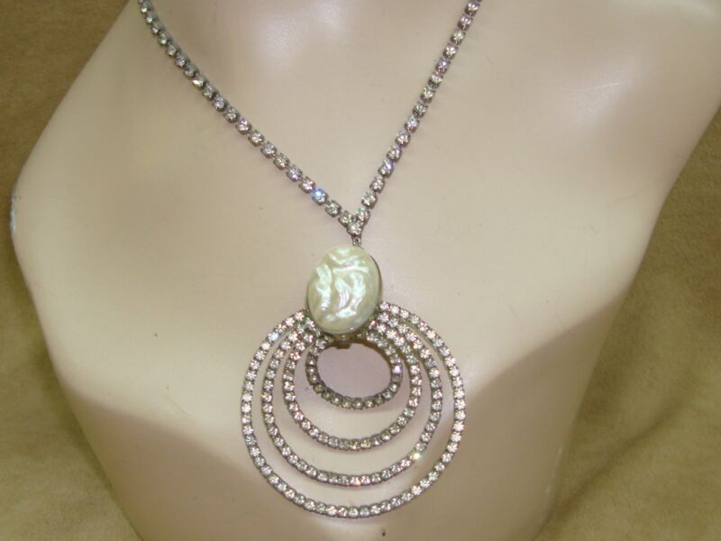 Vintage 1960s rhinestone and faux pearl pendant necklace