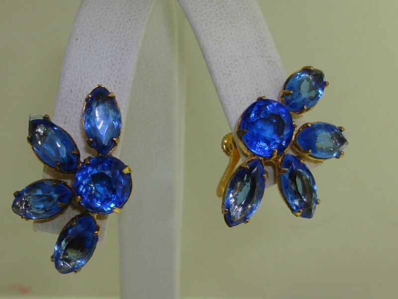Vintage blue rhinestone screw back earrings (1940s-50s) - gold tone