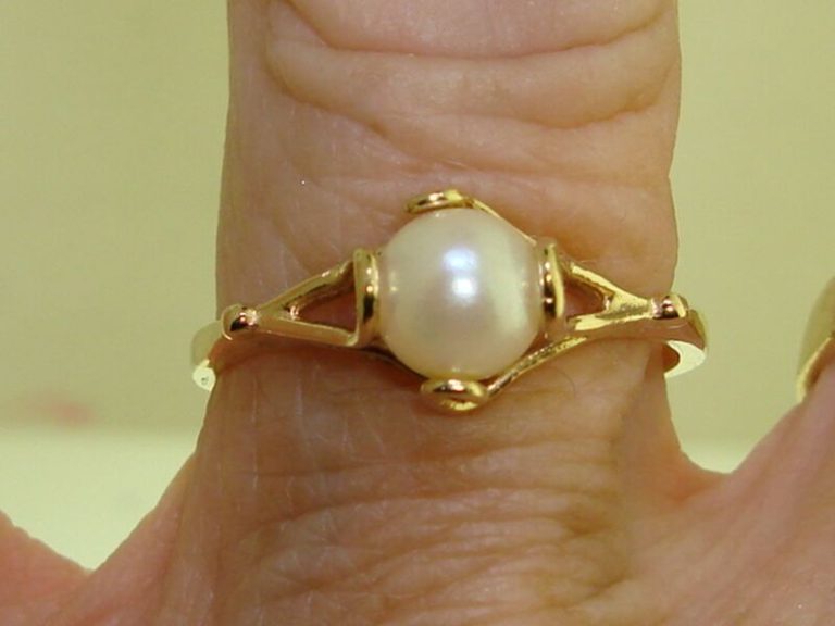 14K Gold Freshwater Pearl Ring (Size 7 1/4)