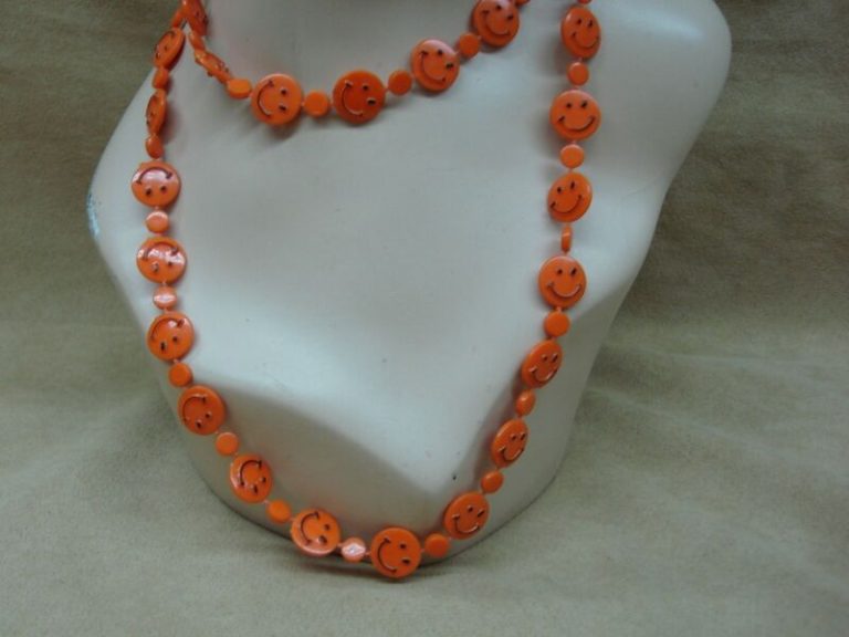 Vintage 1970s Lucite Smiley Face Necklace