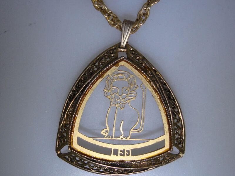 Vintage 1970s gold-tone filigree Leo lion zodiac pendant necklace