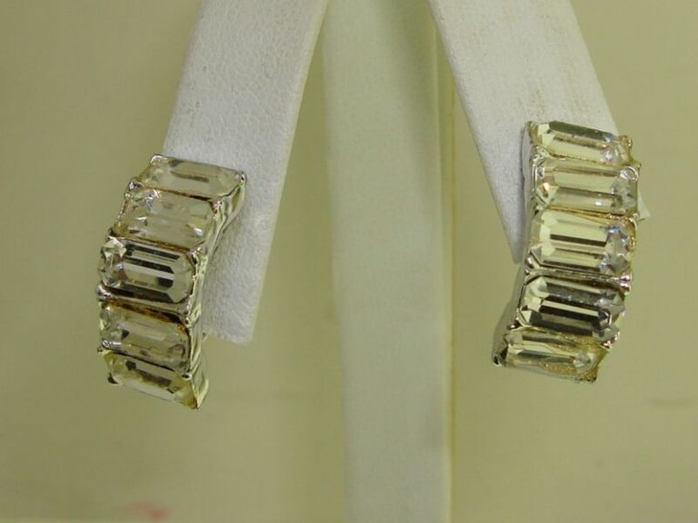Vintage 1960s screw back earrings with sparkling foiled baguette rhinestones
