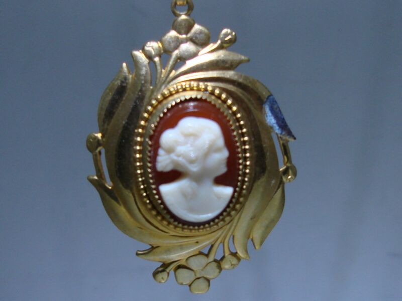 Vintage 1940s gold tone cameo pendant necklace with Art Nouveau design