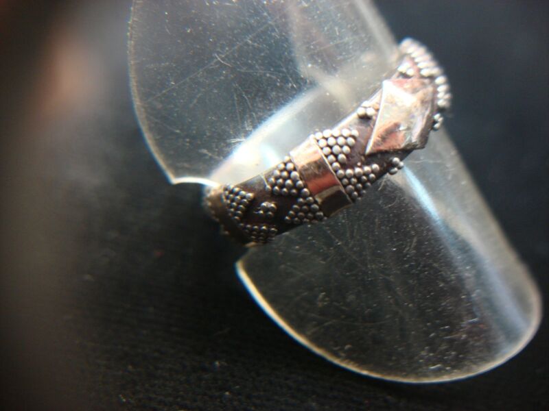 Sterling silver ring with 22k gold accents and unique pattern, size 7.5