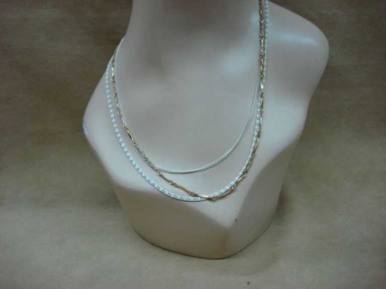 Vintage 1970s-80s white enamel and gold tone chain necklace