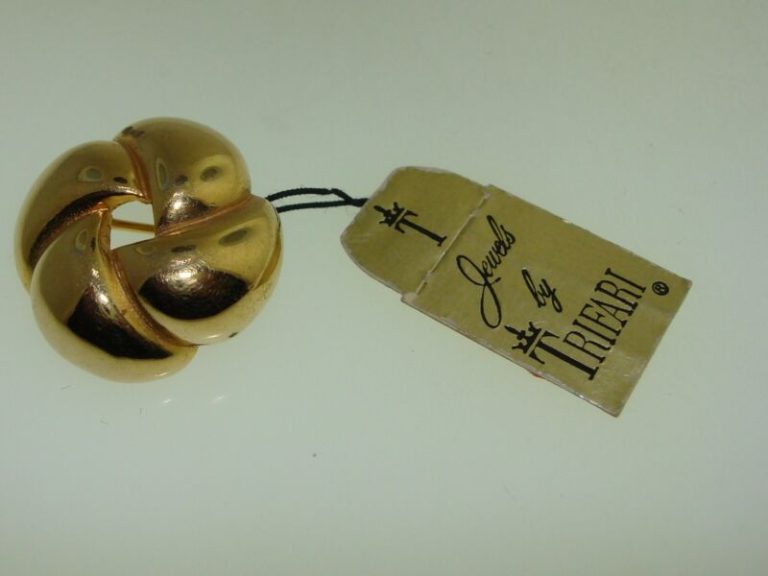 Vintage Trifari gold tone crown pin brooch (1960s-70s)