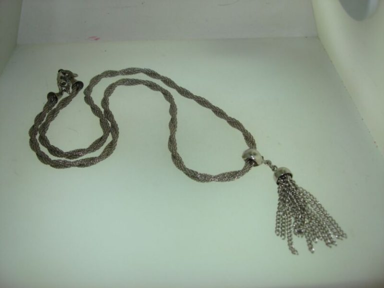 Vintage 1960s silver mesh and tassel pendant necklace