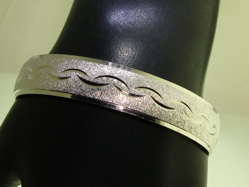 Vintage Trifari Crown Etched Silver Bangle Bracelet (M/Medium, 7.75" - Excellent Condition)