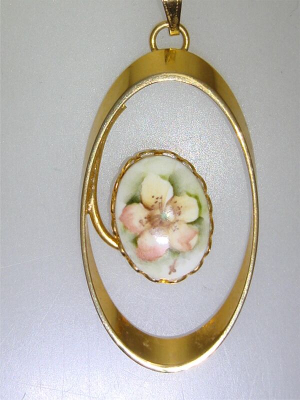 Vintage 1960s gold-tone porcelain dogwood blossom pendant