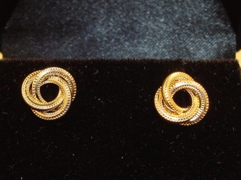 14K gold stud earrings with an intertwined circles design