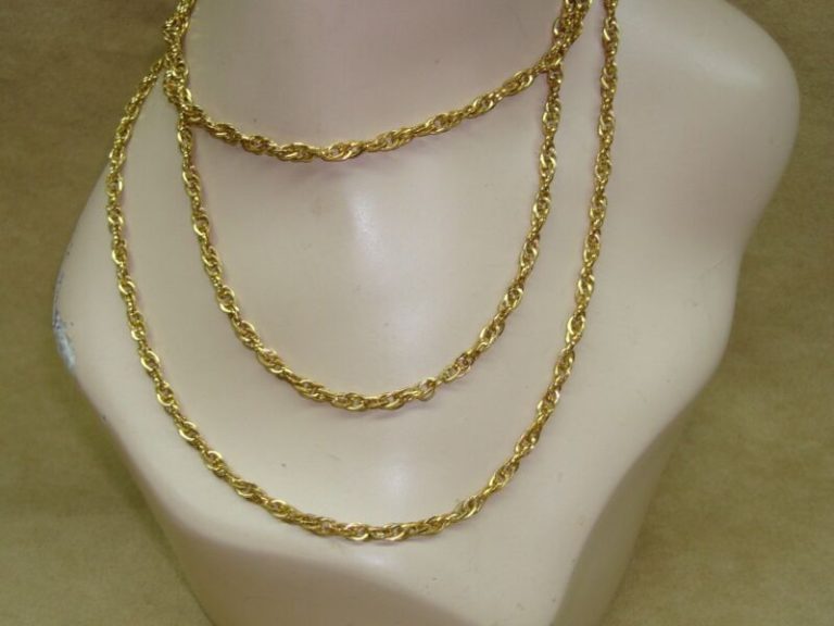 Vintage 1970s Trifari gold tone double link chain necklace