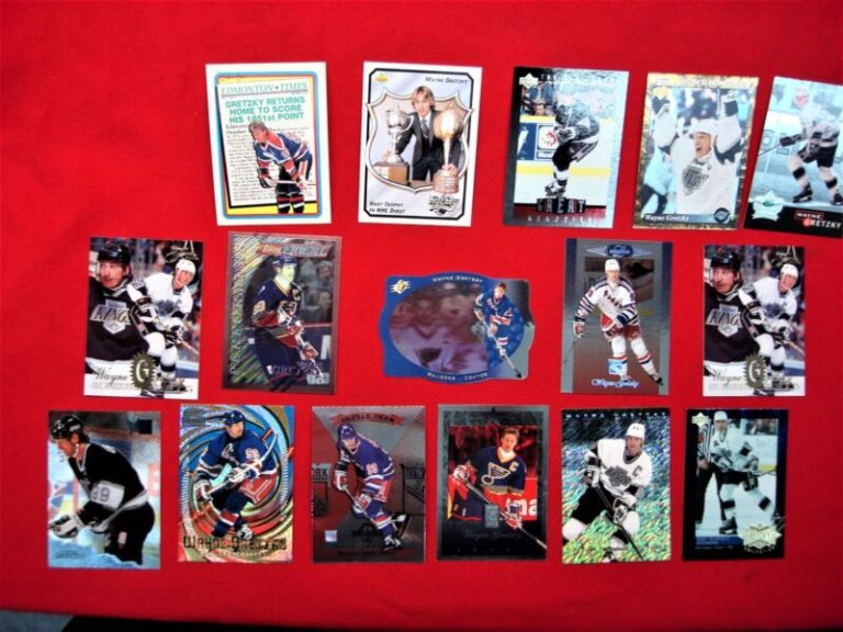 16 Wayne Gretzky trading cards in nice condition, hockey memorabilia