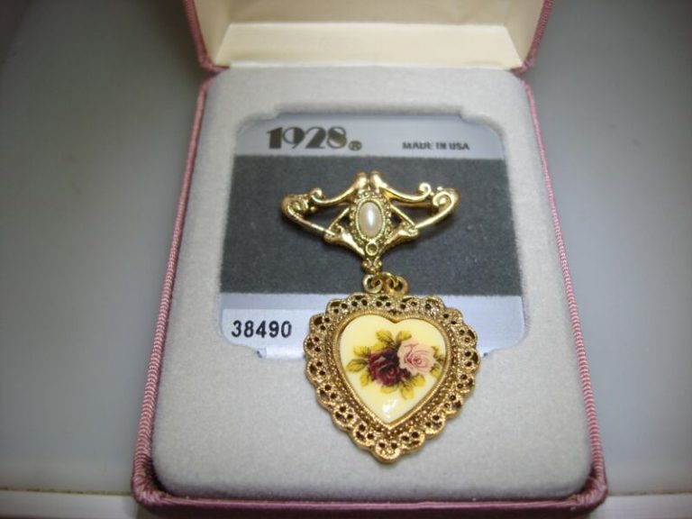 Vintage 1928 Jewelry Co. Heart Pin/Brooch - Original Box