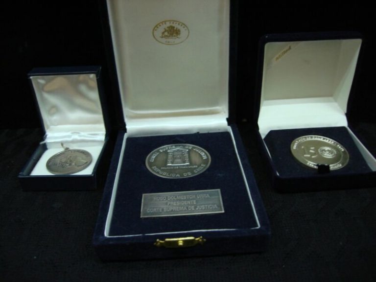 Three authentic Masonic medals from Chile and Argentina (1862-2012), including one commemorating the centennial celebration of the Grand Lodge of Chile and another highlighting the Supreme Court of Justice of the Republic of Chile.
